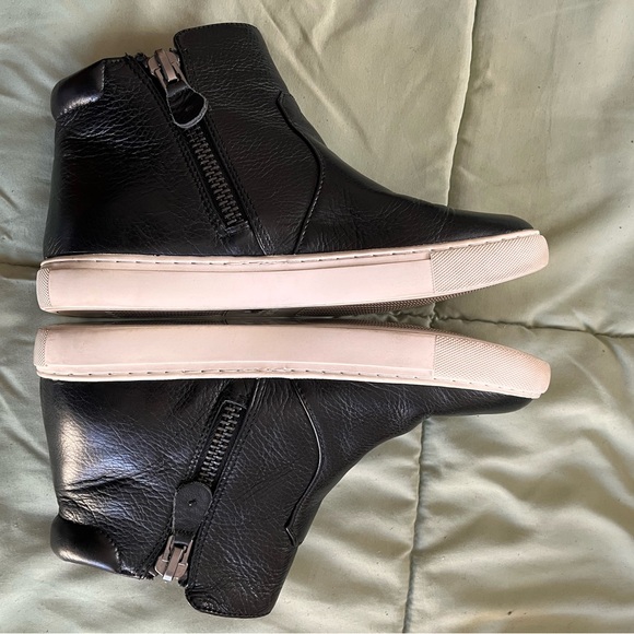 Gentle Souls Carol by Kenneth Cole - Picture 2 of 13